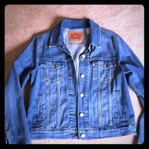 Levi’s Jean Jacket. Size Large